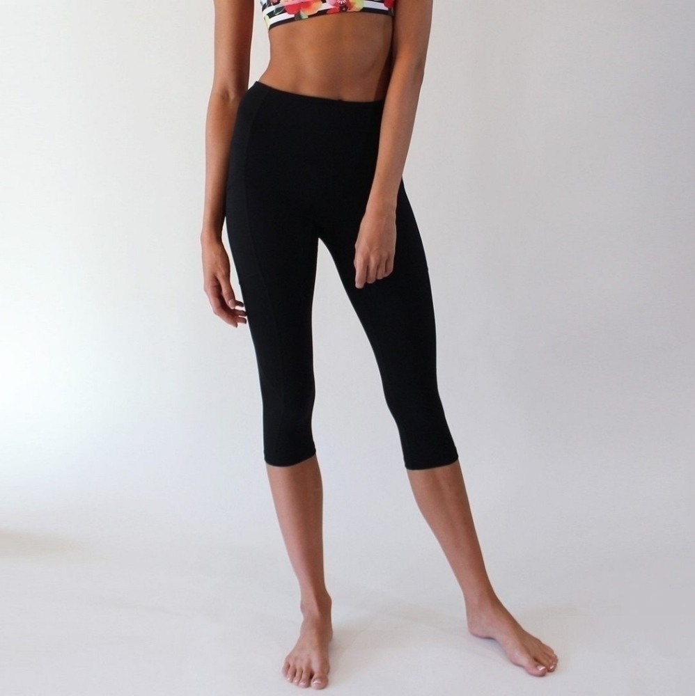 BAMBOO Mid Rise Solid Black Capris leggings One Size NWT